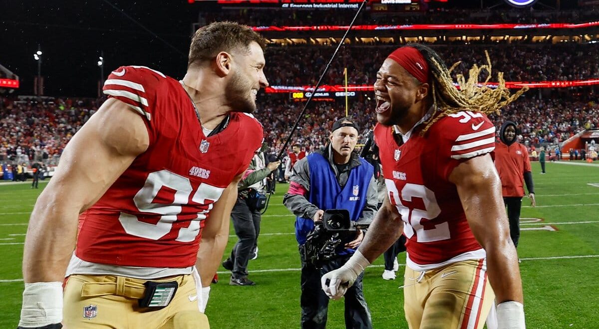 NICK BOSA Y CHASE YOUNG DE LOS 49ERS CELEBRAN LA VICTORIA SOBRE LOS PACKERS