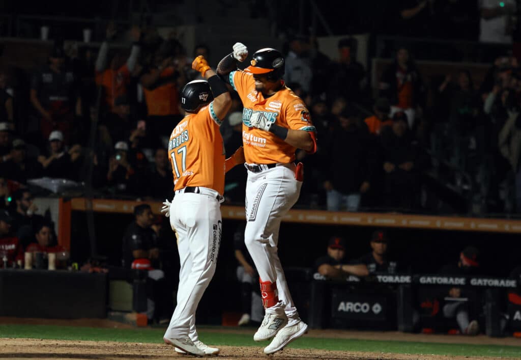 ALBERTH MARTÍNEZ PEGO CUADRANGULAR DE TRES CARRERAS