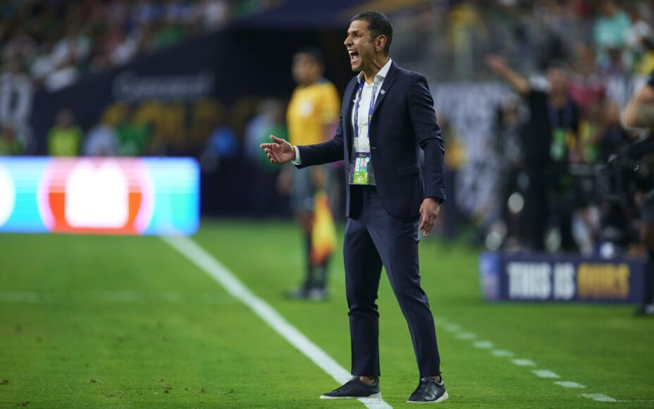 JAIME LOZANO DIRIGIENDO EL JUEGO