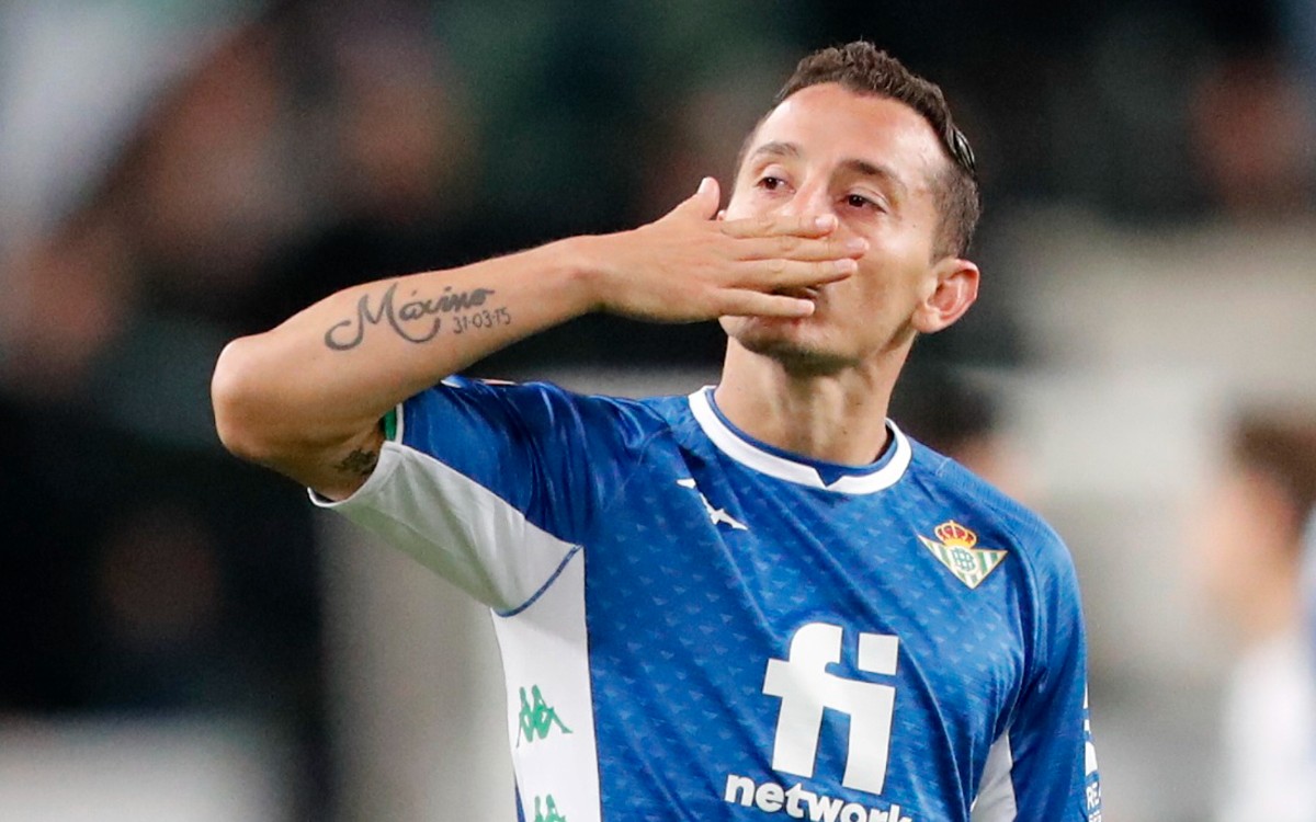 Andrés Guardado saluda a los aficionados del Real Betis.