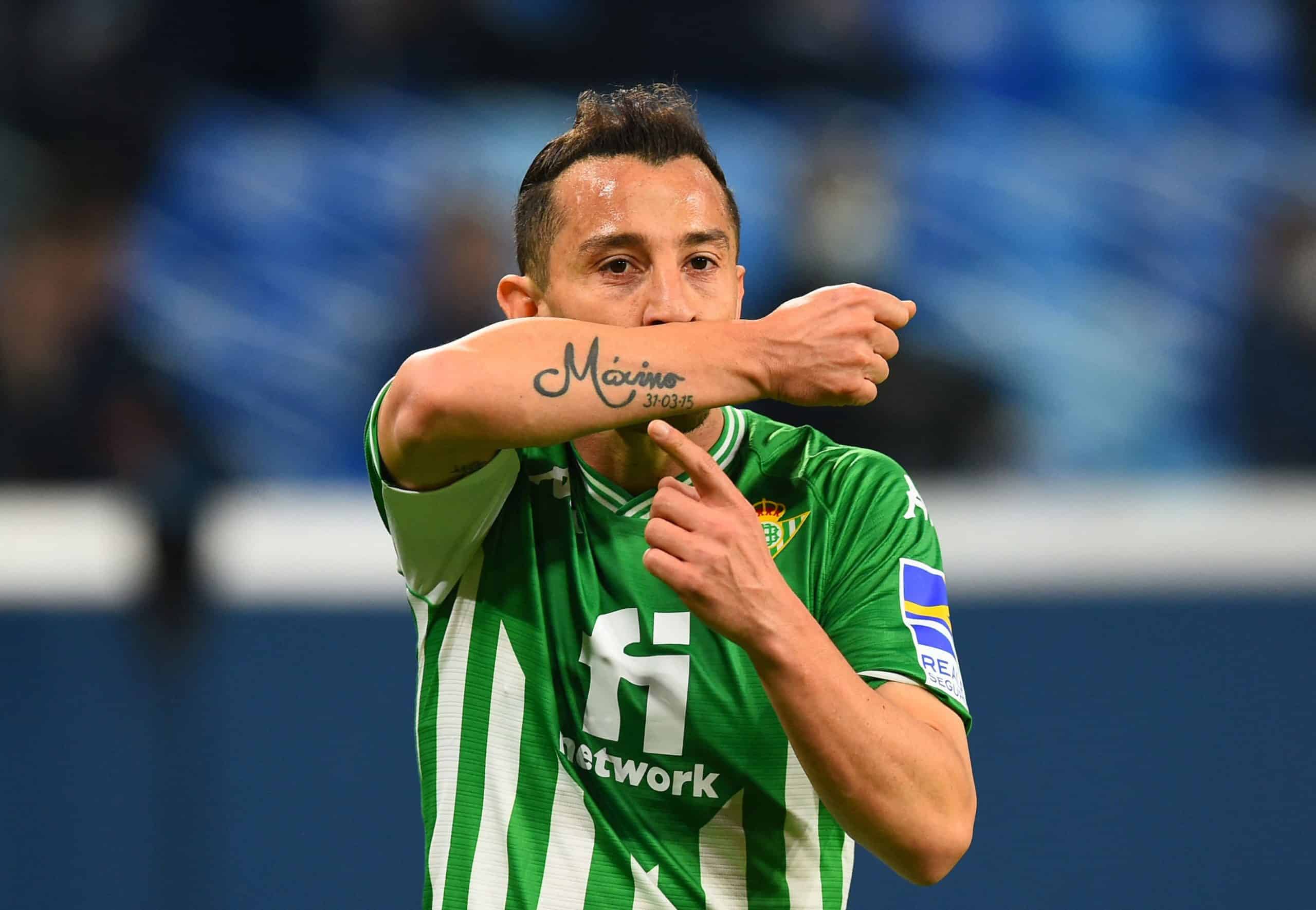 Andrés Guardado besa tatuaje con nombre de su hijo.