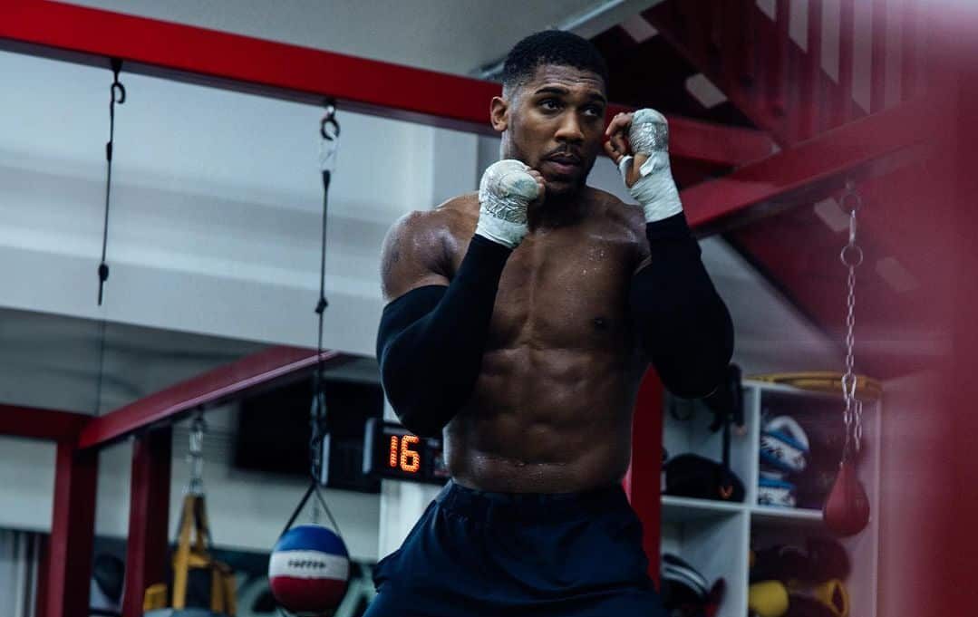 ANTHONY JOSHUA DURANTE UN ENTRENAMIENTO
