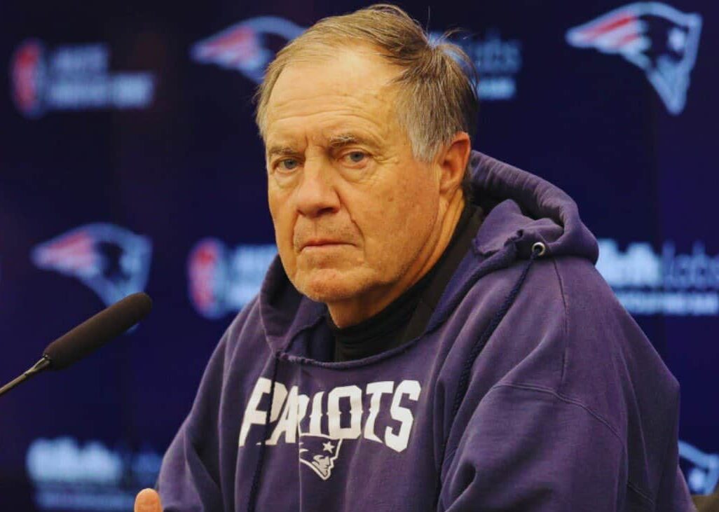 BILL BELICHICK DURANTE UNA CONFERENCIA DE PRENSA CON LOS PATRIOTS