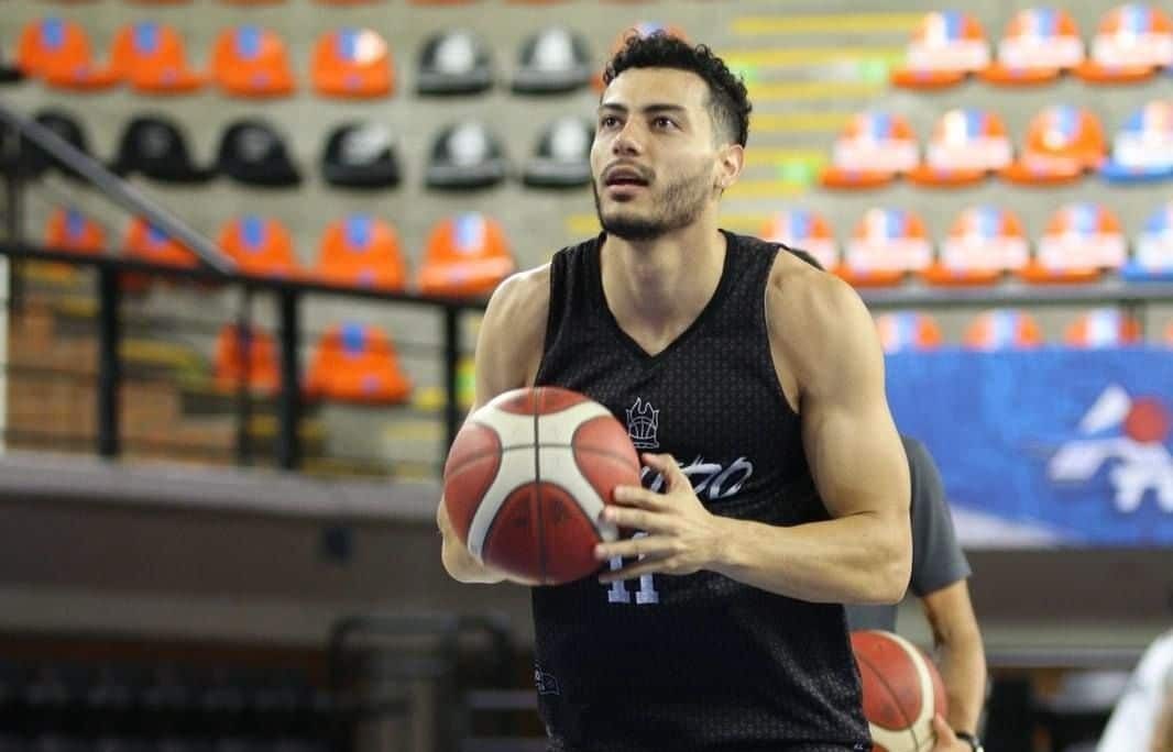 EDER HERRERA DURANTE UNA PRÁCTICA DE BALONCESTO