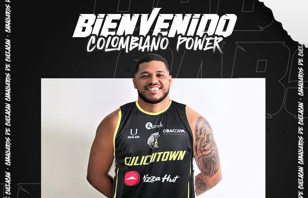 SOREN DE LUQUE POSA PARA LA FOTO CON CABALLEROS DE CULIACÁN