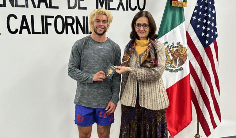 CADE COWELL RECIBE SU PASAPORTE MEXICANO