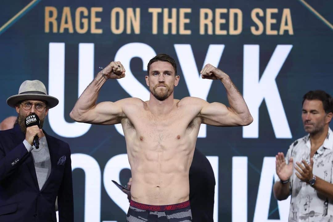 CALLUM SMITH POSA PARA LA FOTO LUEGO DE UN PESAJE