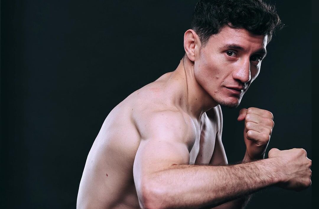 WILLIAM 'CAMARON' ZEPEDA POSA PARA LA FOTO