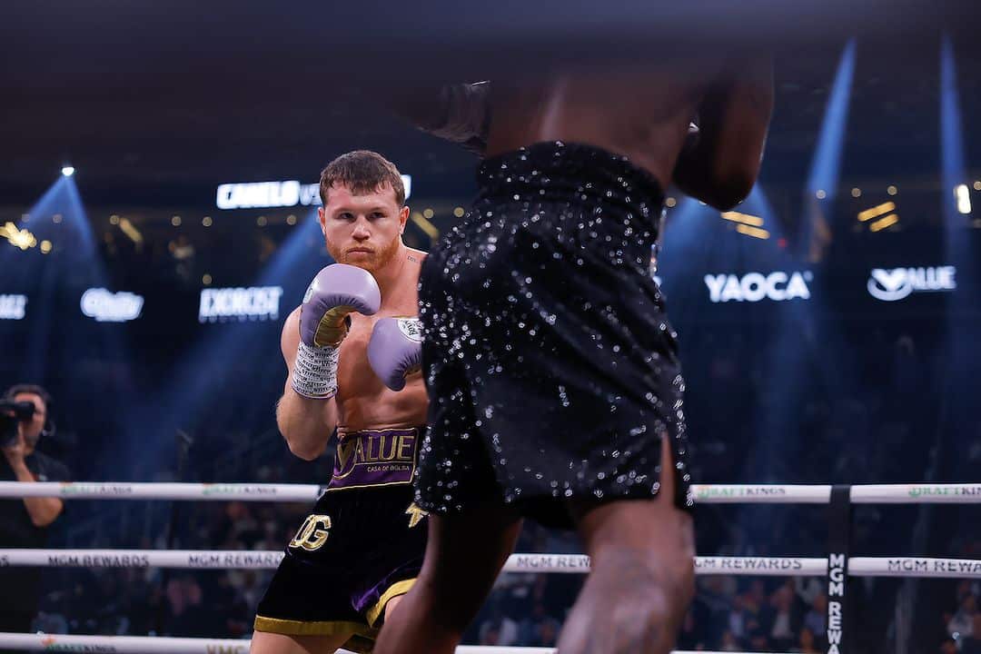 CANELO ÁLVAREZ DURANTE UNA PELEA DE BOXEO