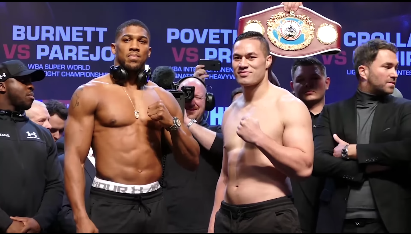 ANTHONY JOSHUA Y JOSEPH PARKER POSAN PARA LA FOTO LUEGO DEL PESAJE DE SU PELEA EN EL 2018