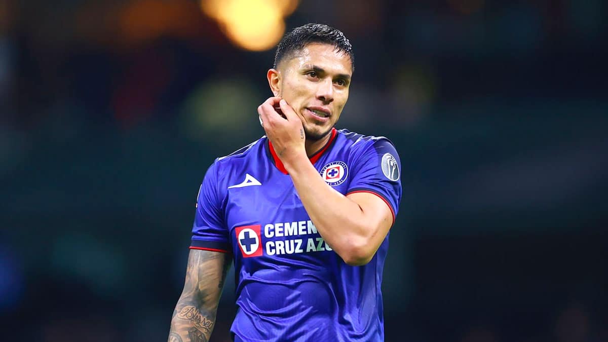 Carlos Salcedo en partido con el Cruz Azul en el AP2023.