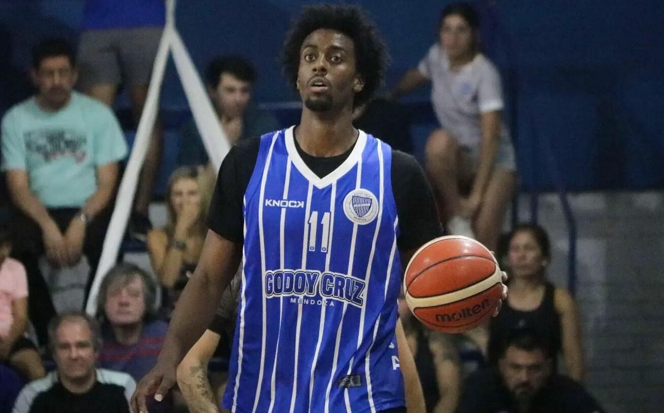 CARSON NEWSOME MANEJA EL BALÓN