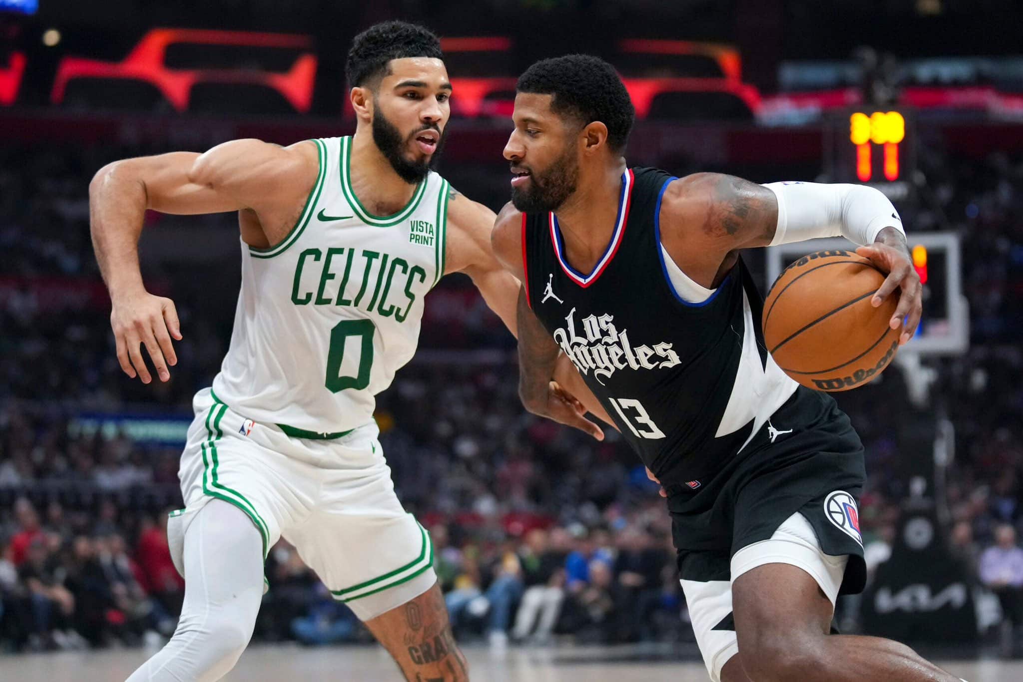 JAYSON TATUM DE CELTICS DEFENDIENDO A PAUL GEORGE DE LOS CLIPPERS