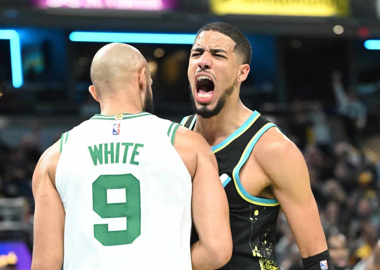 TYRESE HALIBURTON DE PACERS CELEBRA ANTE DERRICK WHITE DE CELTICS