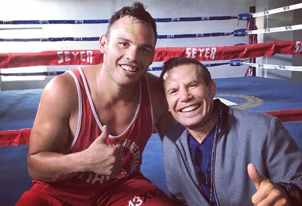 JULIO CÉSAR CHÁVEZ JR Y JULIO CÉSAR CHÁVEZ DURANTE UN ENTRENAMIENTO