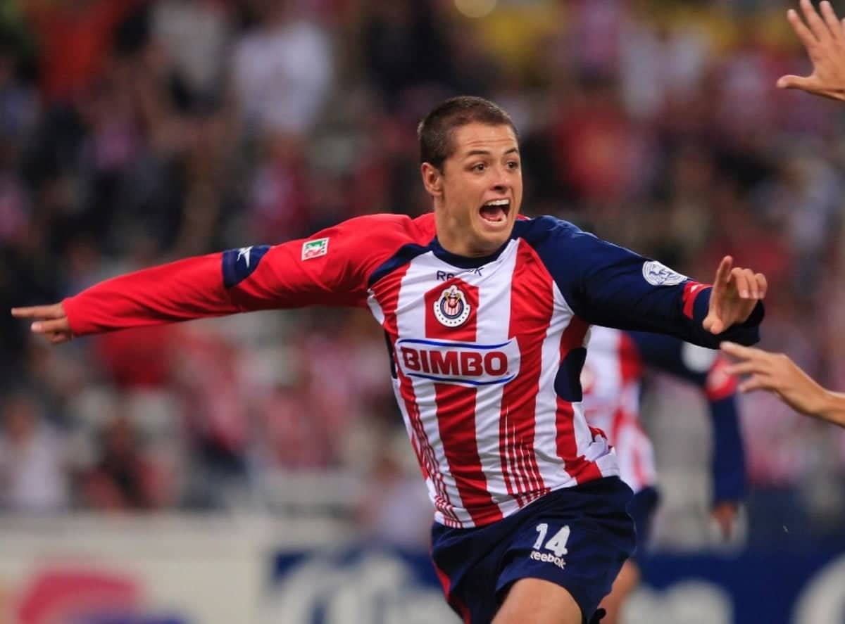 CHICHIARITO HERNÁNDES FESTEJA UN GOL EN SU TIEMPO CON CHIVAS