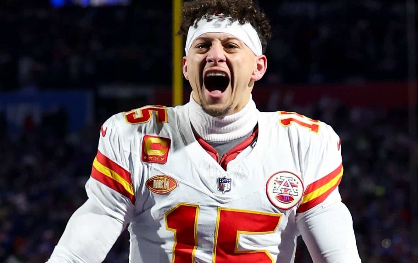 PATRICK MAHOMES DE LOS CHIEFS CELEBRA EL TRIUNFO SOBRE LOS BILLS