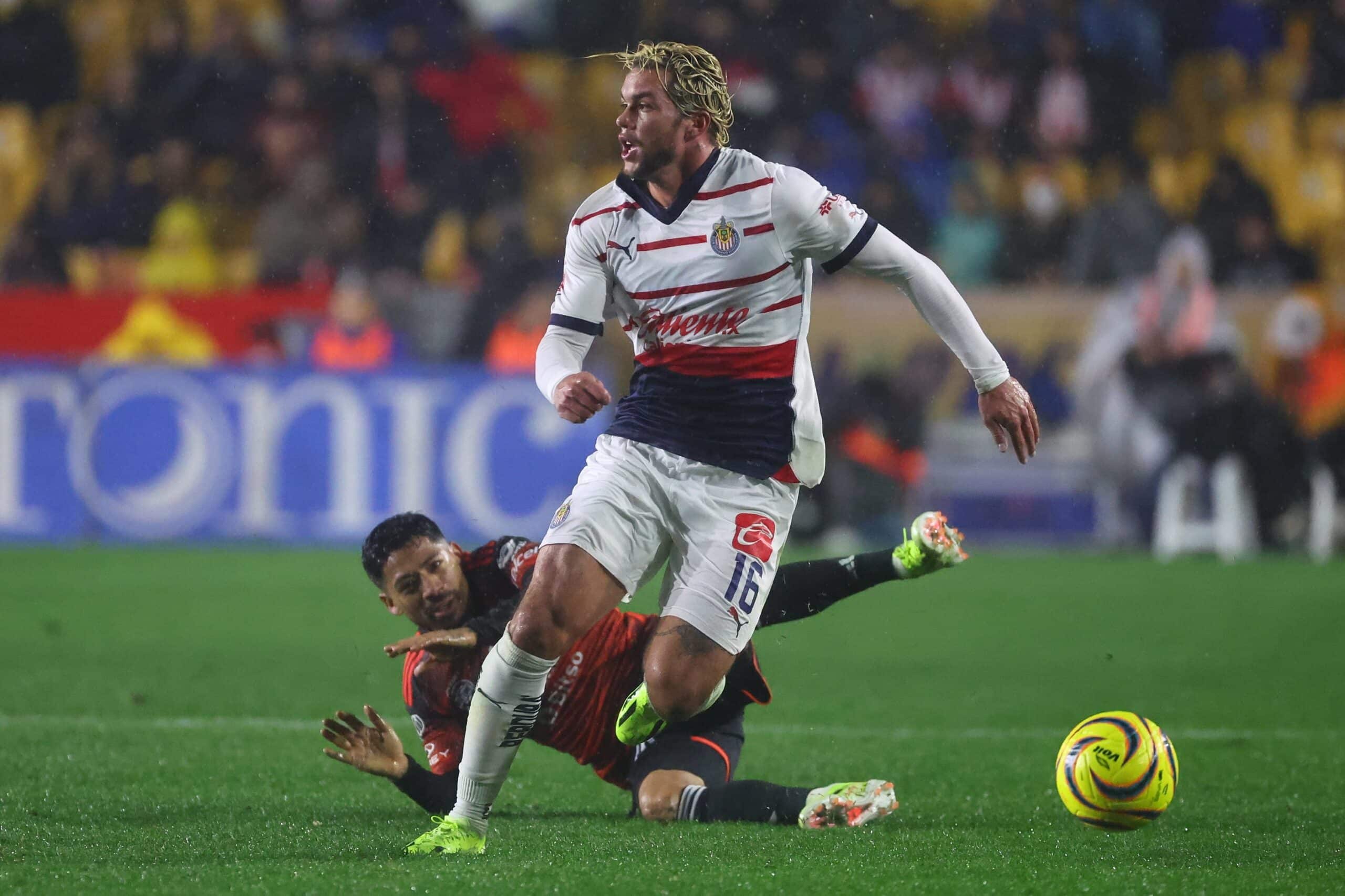 CADE COWELL CONDUCE EL BALÓN PARALAS CHIVAS