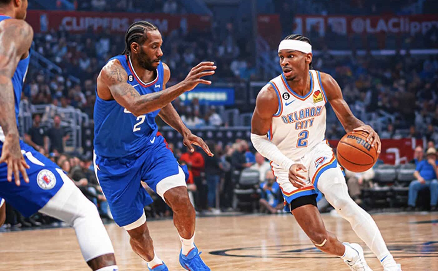 KAWHI LEONARD DE CLIPPERS A LA IZQUIERDA, DEFENDIENDO A SHAI GILGEOUS-ALEXANDER DEL THUNDER A LA DERECHA