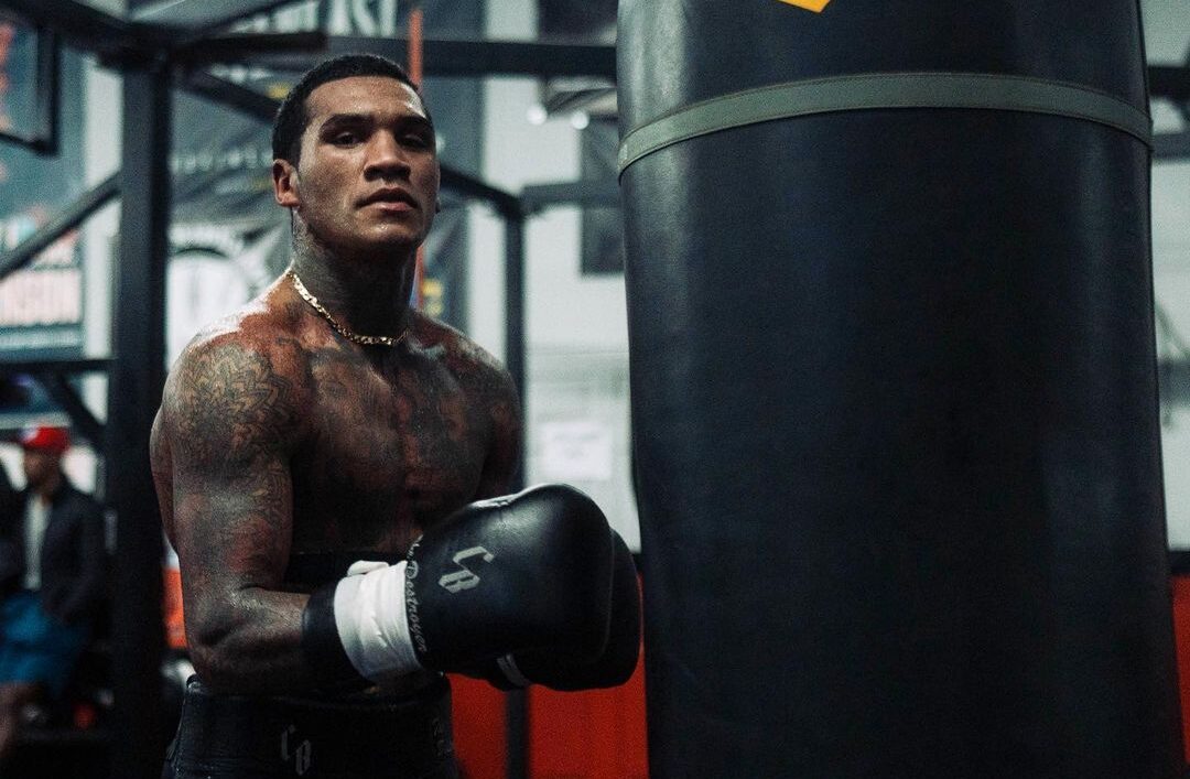 CONOR BENN POSA PARA LA FOTO LUEGO DE UN ENTRENAMIENTO