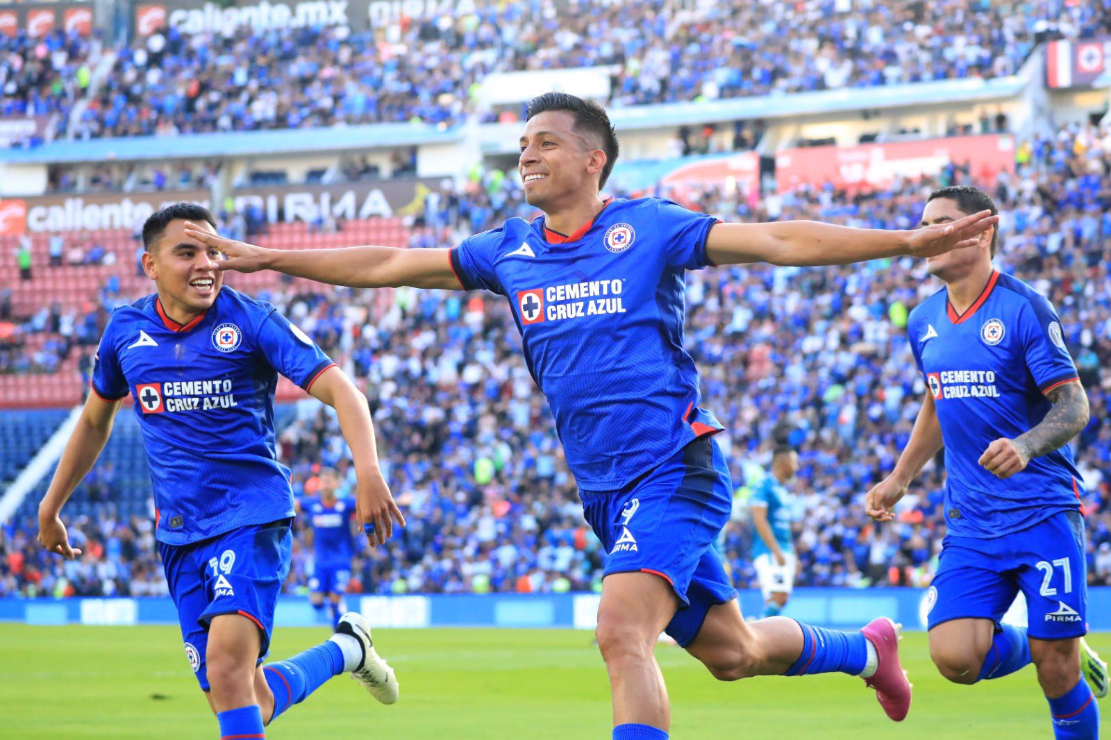 JUGADORES DEL CRUZ AZUL CELEBRAN UN GOL