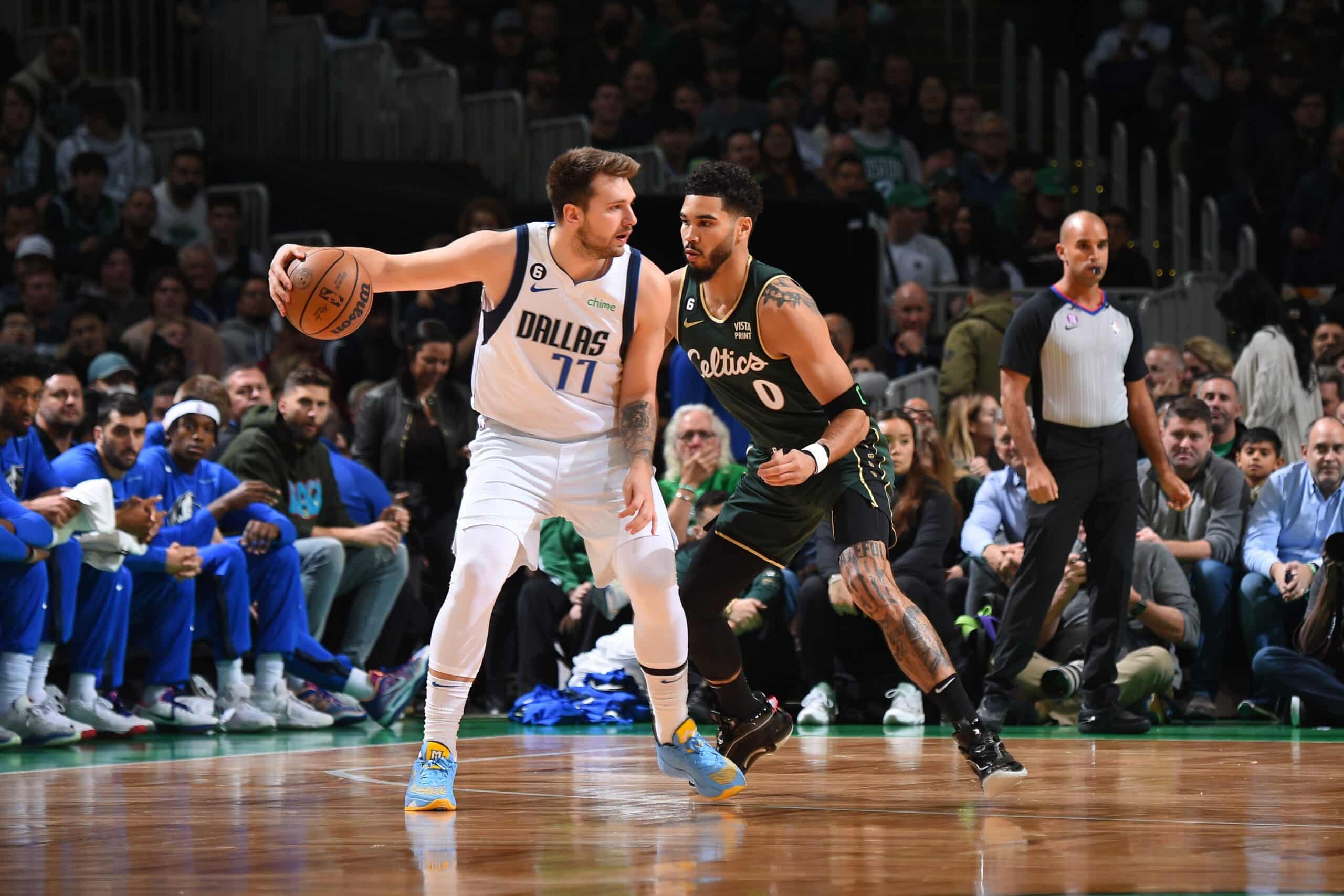LUKA DONCIC DE LOS MAVERICKS A LA IZQUIERDA, DEFENDIDO POR JAYSO TATUM DE LOS CELTICS A LA DERECHA