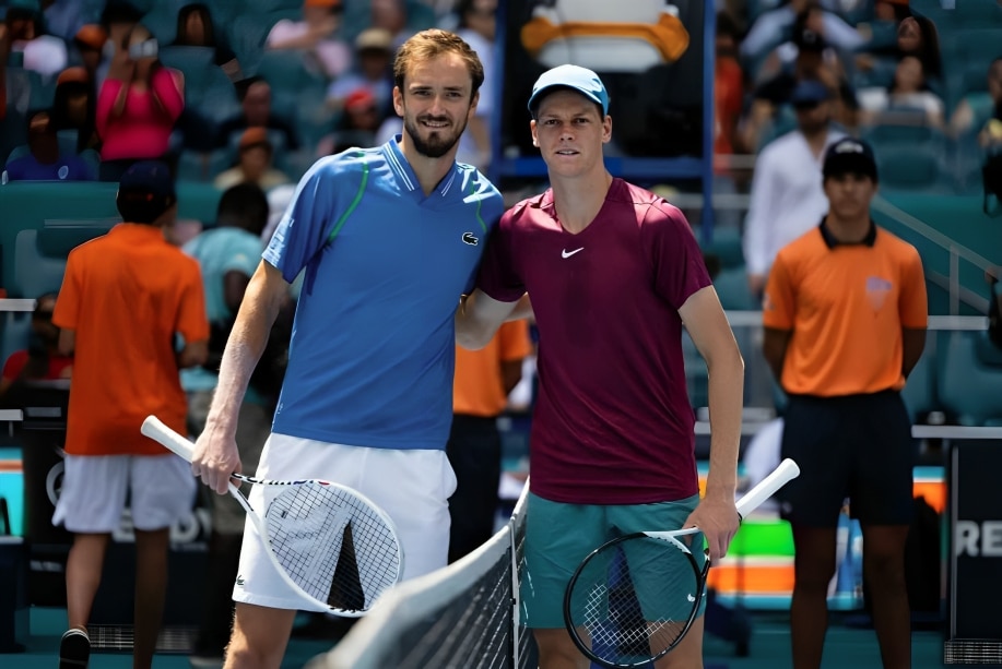 DANIIL MEDVÉDEV A LA IZQUIERDA Y JANNIK SINNER A LA DERECHA