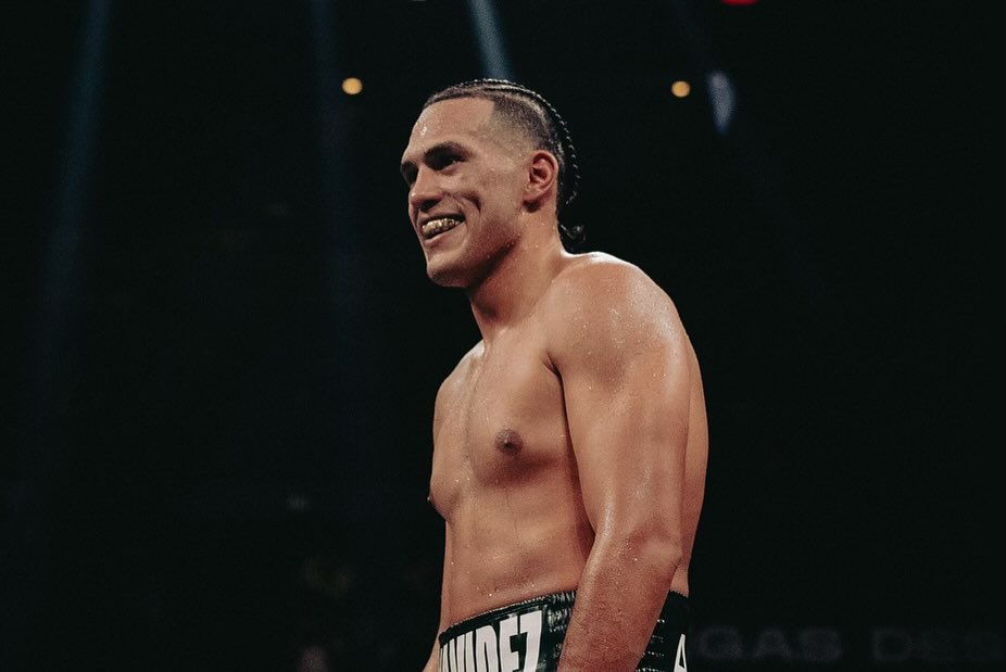 DAVID BENAVÍDEZ SONRÍE DURANTE UN COMBATE DE BOXEO