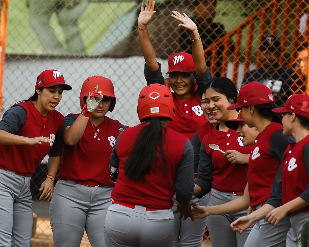 JUGADORAS DE LOS DIABLOS ROJOS FEMENIL CELEBRAN UNA CARRERA