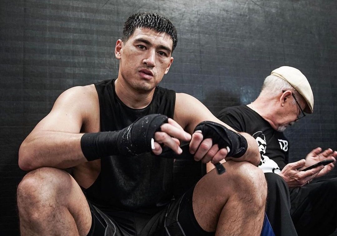 DMITRY BIVOL POSA PARA LA FOTO LUEGO DE UN ENTRENAMIENTO