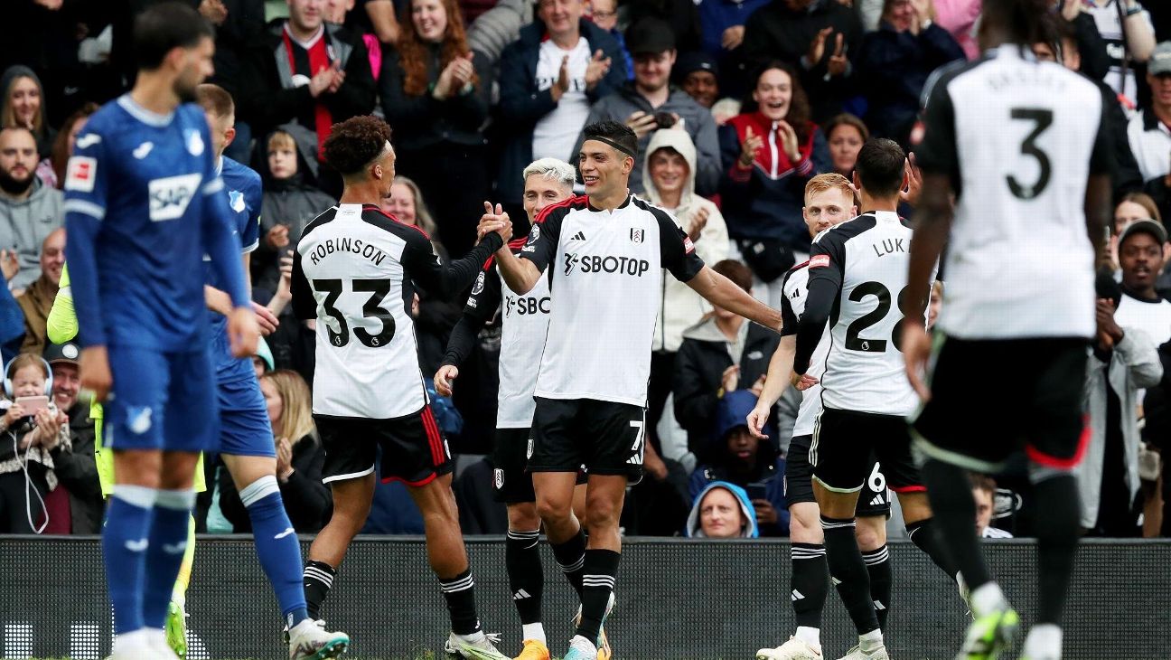 Raúl Jiménez festeja gol con el Fulham.
