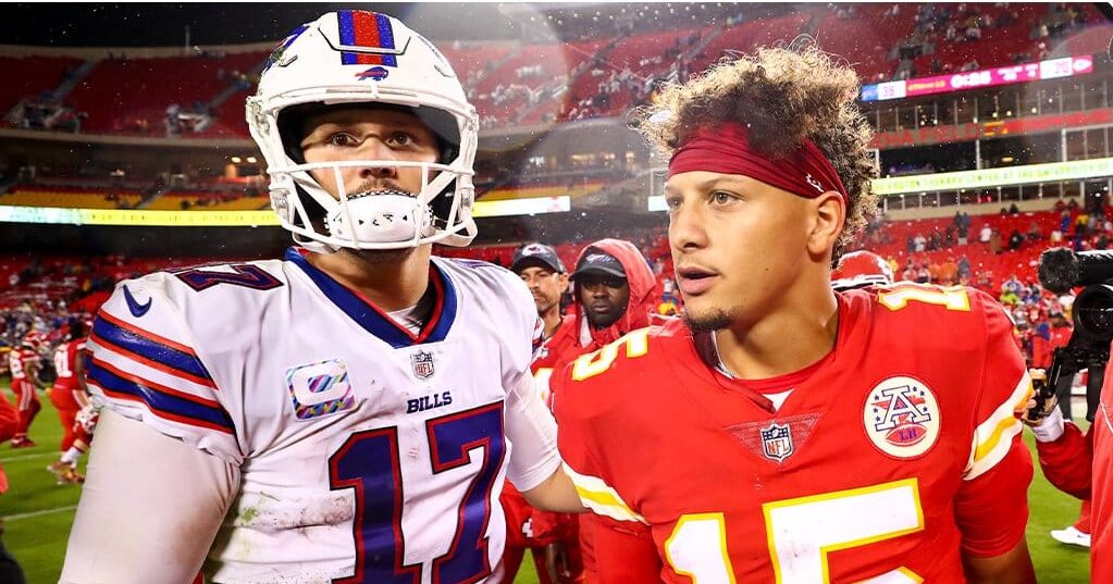 PATRICK MAHOMES DE LOS CHIEFS A LA DERECHA Y JOSH ALLEN DE LOS BILLS A LA IZQUIERDA