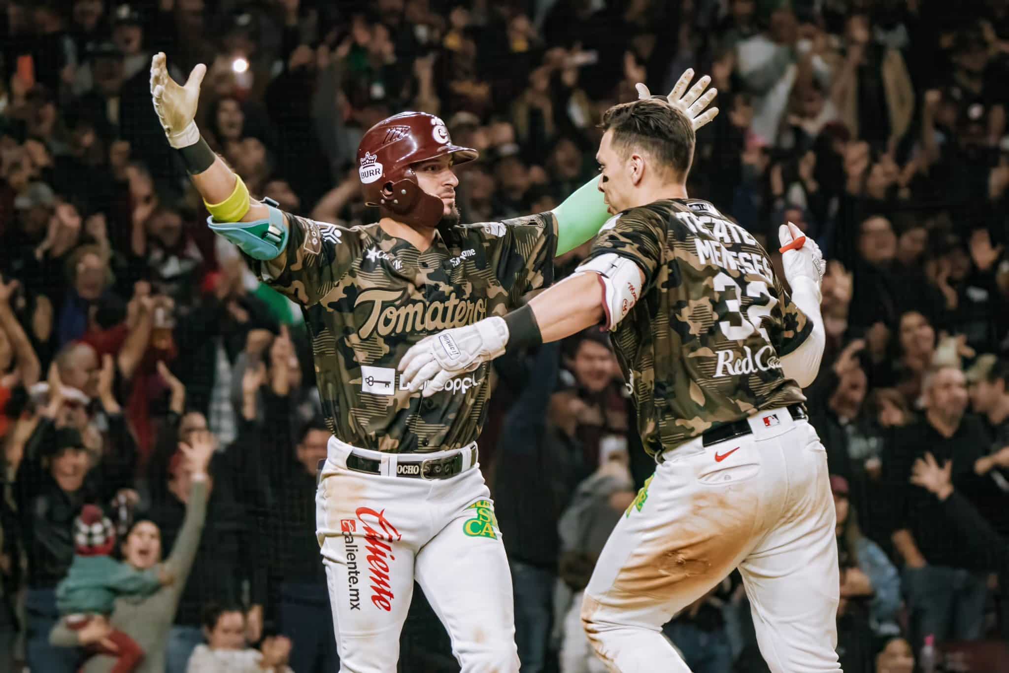 JUGADORES DE TOMATEROS EN PLEN FESTEJO