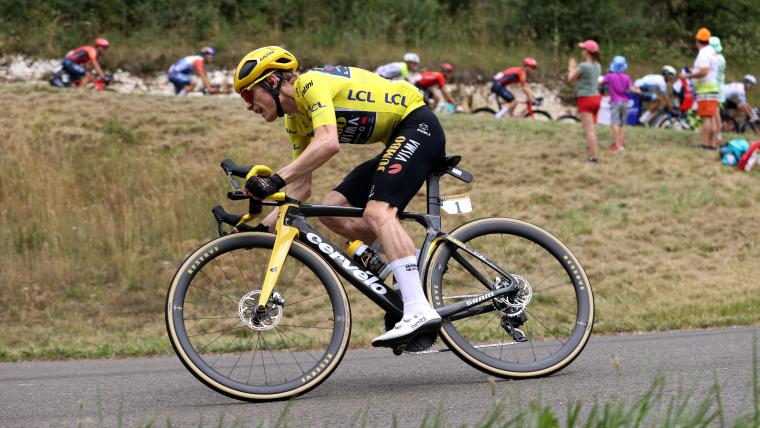 EN PLENO ATAQUE VA EL CICLISTA