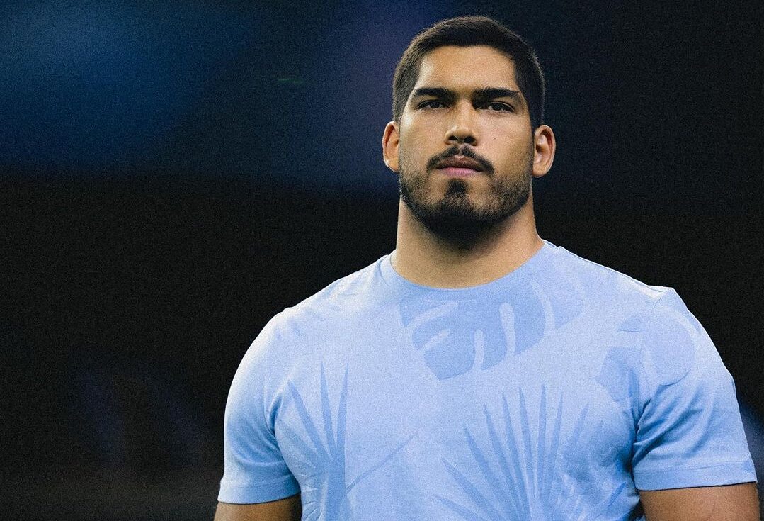 ISAAC ALARCÓN POSA PARA LA FOTO