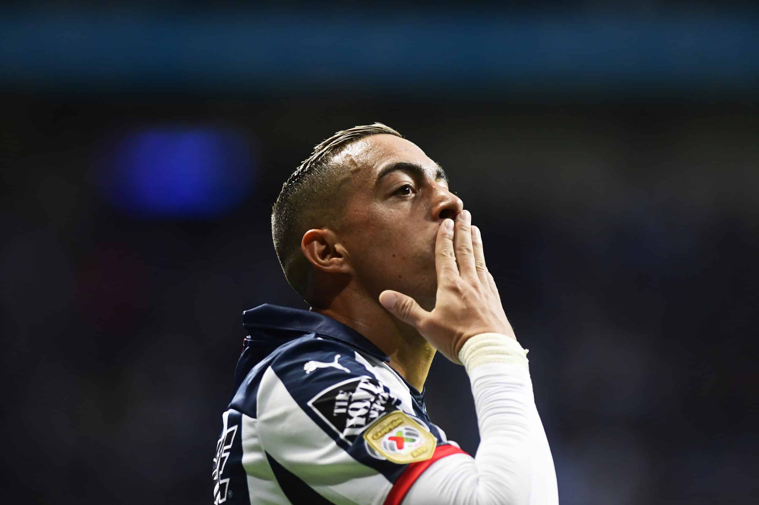 Rogelio Funes Mori lanza beso a la grada del estadio de Rayados.