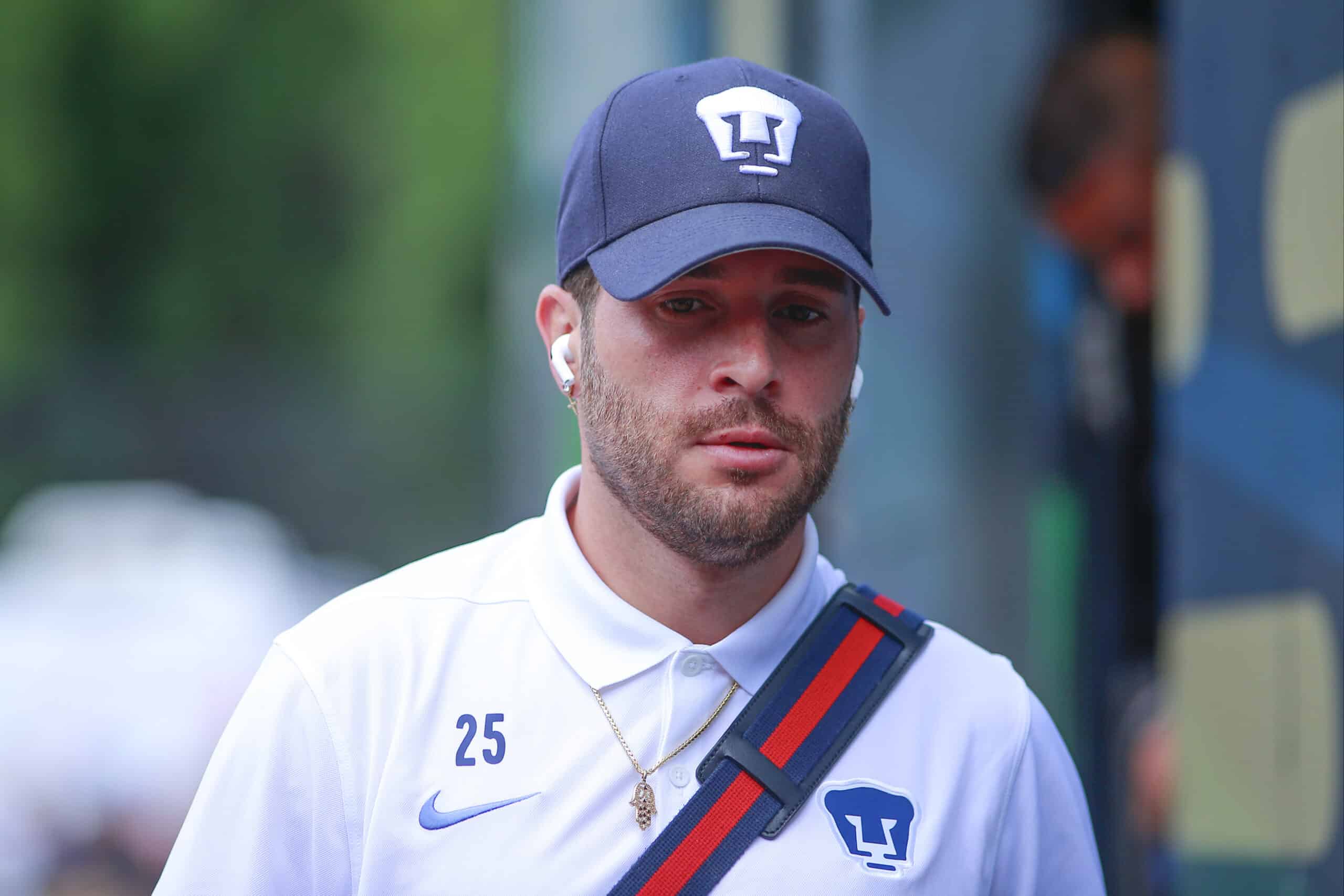 Arturo Ortiz al llegar a CU para un partido de Pumas.