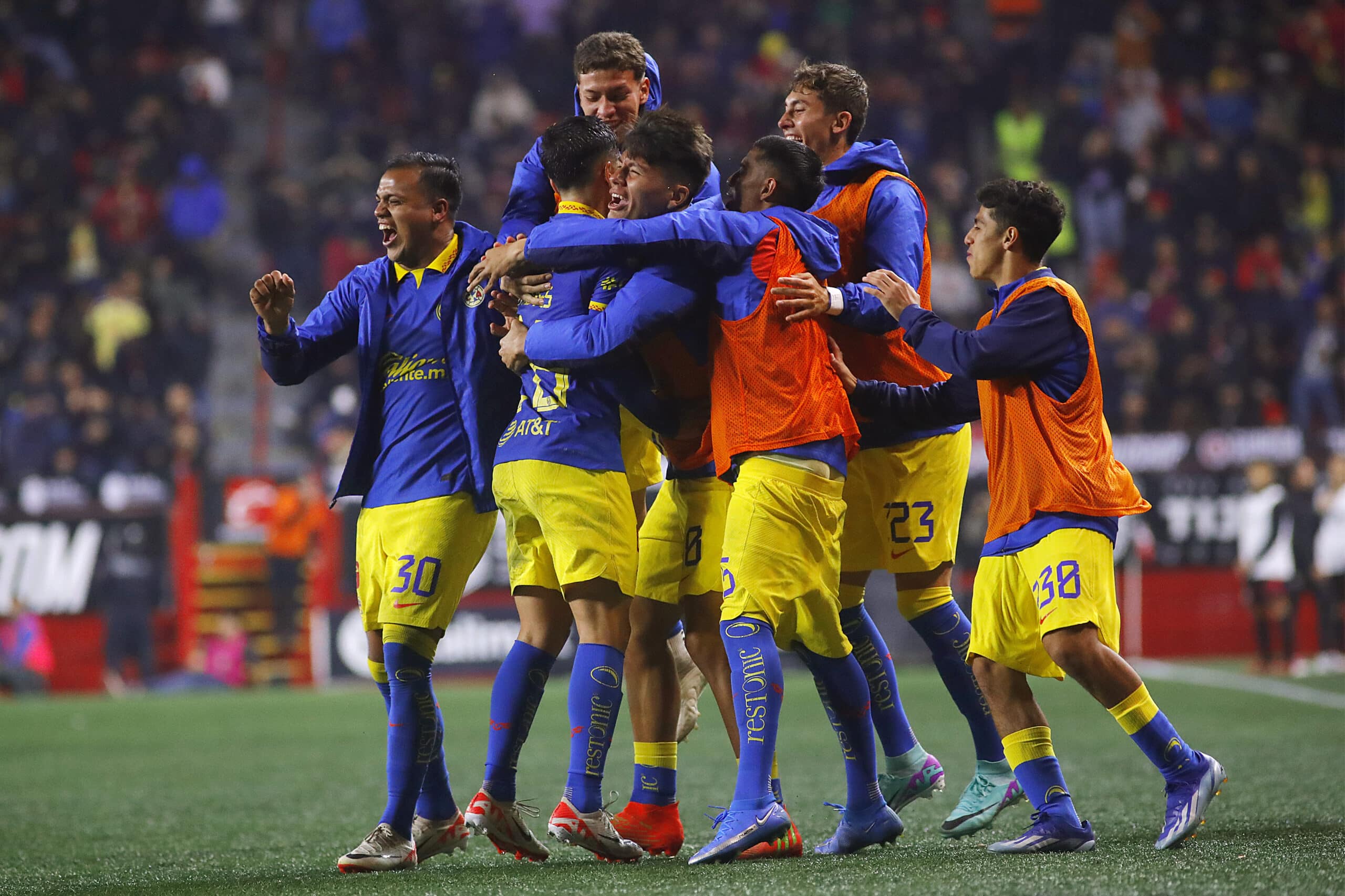 Jugadores del América festejan triunfo ante Xolos de Tijuana.