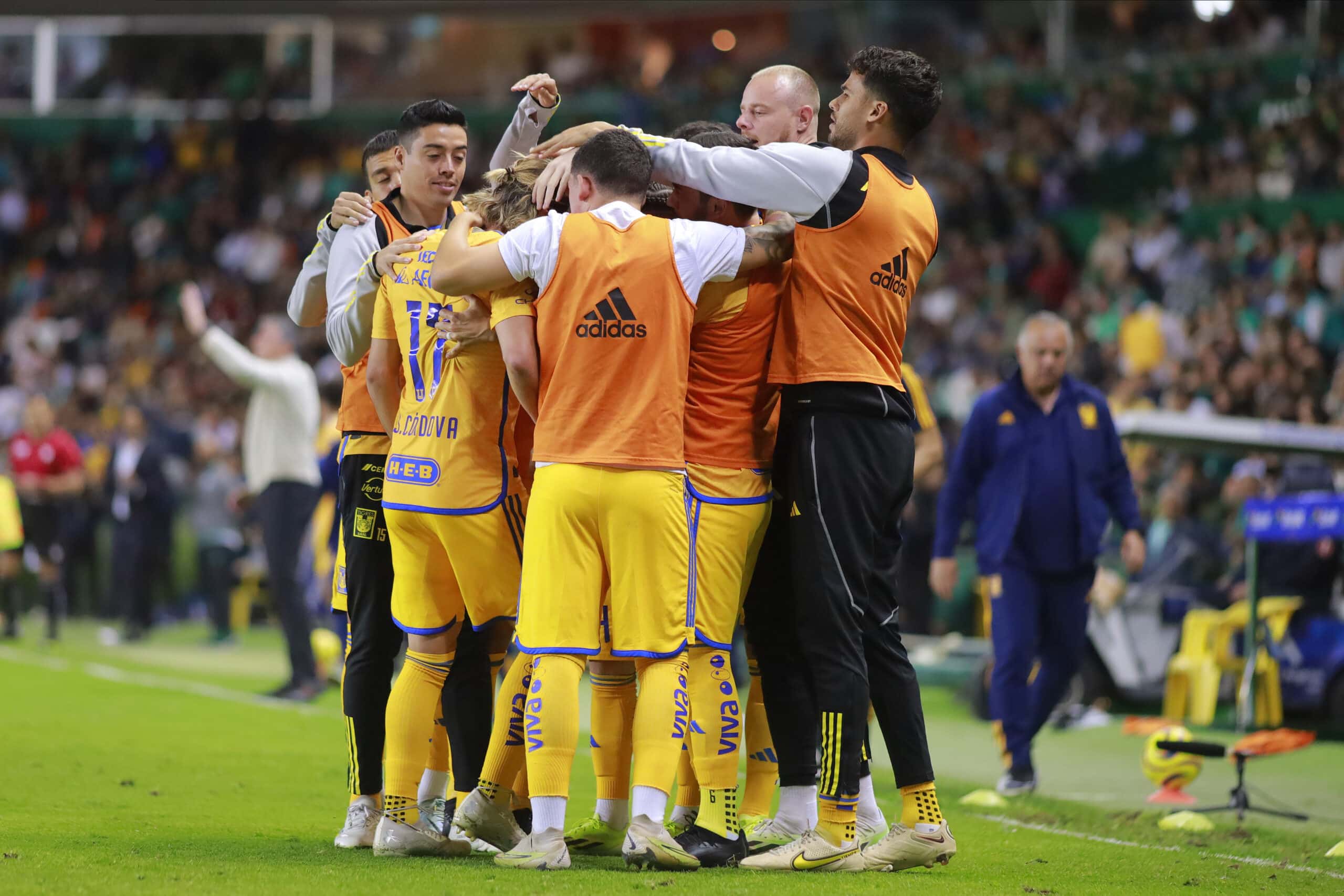 Francisco Cordova del Tigres en festejo con sus compañeros de equipo después de anotar el primer gol.