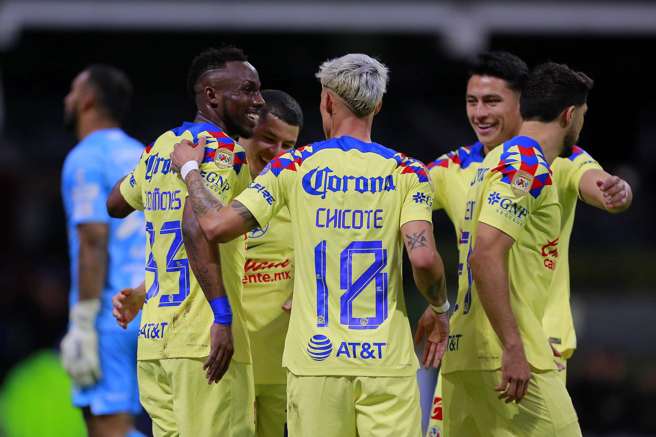Julián Quiñones del América en festejo con sus compañeros después de anotar el segundo gol.