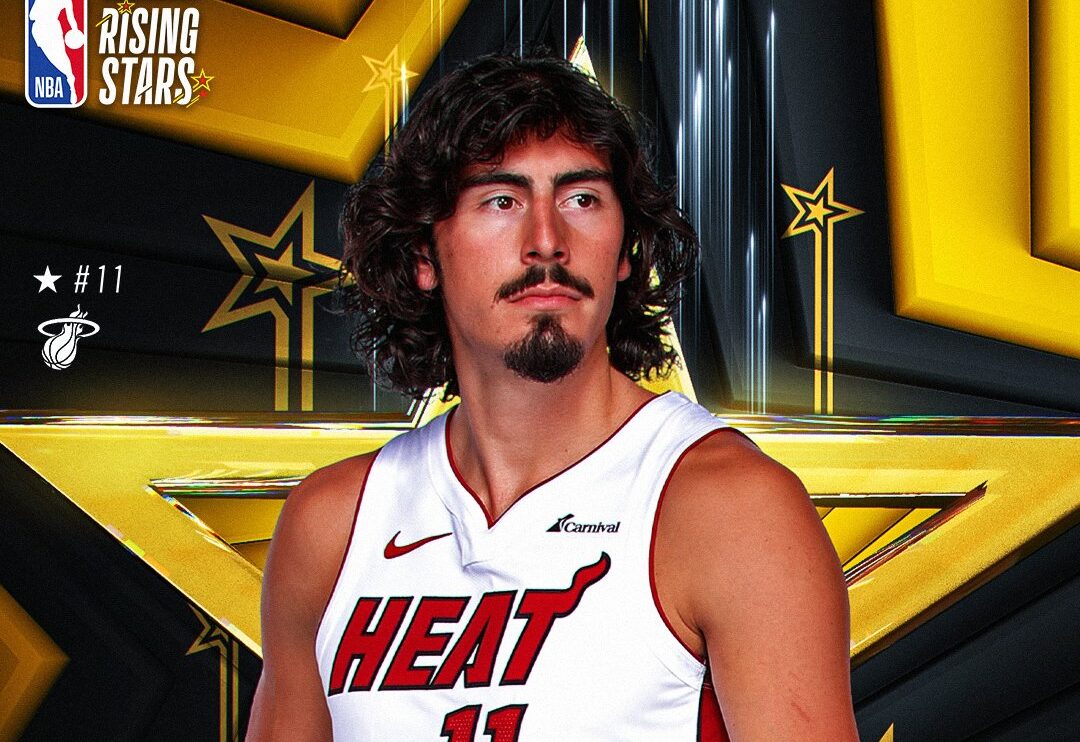 JAIME JÁQUEZ JR POSA PARA LA FOTO CON EL MIAMI HEAT
