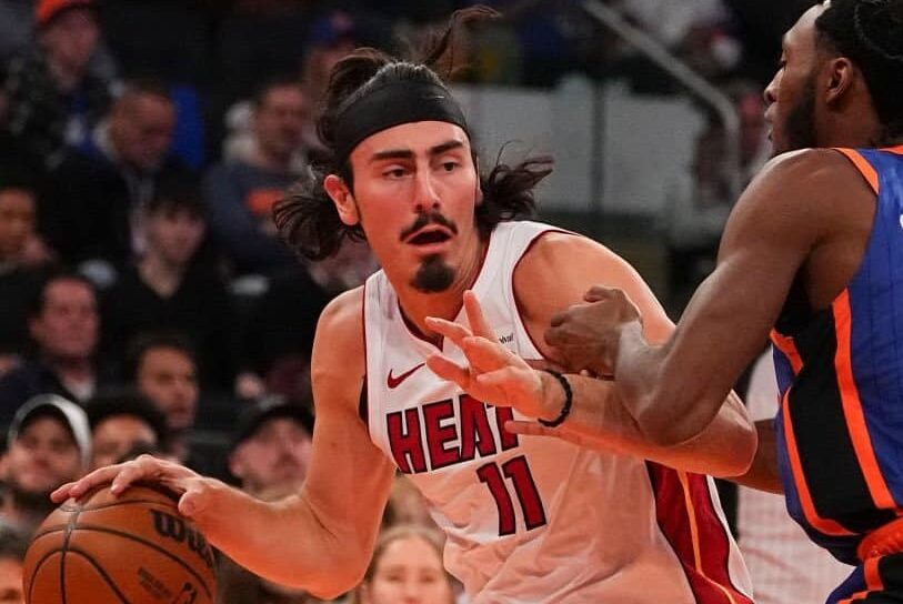 JAIME JÁQUEZ JR ATACA LA CANASTA ANTE LOS KNICKS