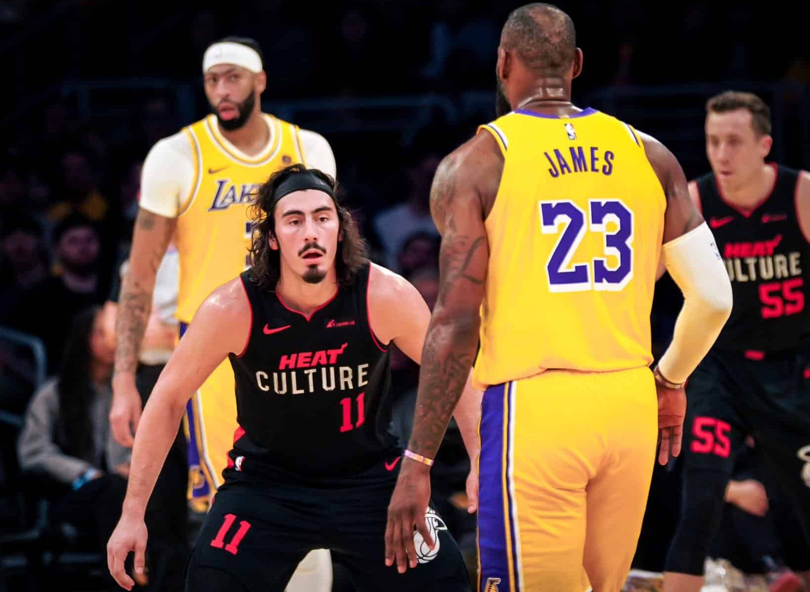 JAIME JÁQUEZ JR DEL HEAT DEFIENDE A LEBRON JAMES DE LOS LAKERS EN JUEGO EN LA NBA