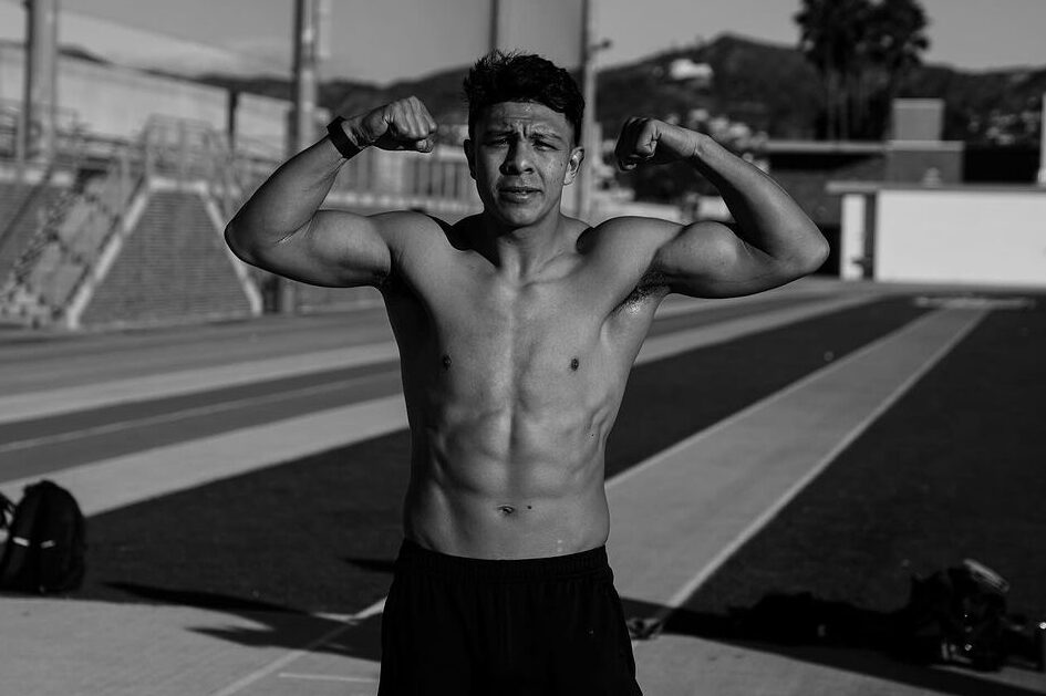 JAIME MUNGUÍA POSA PARA LA FOTO TRAS UN ENTRENAMIENTO