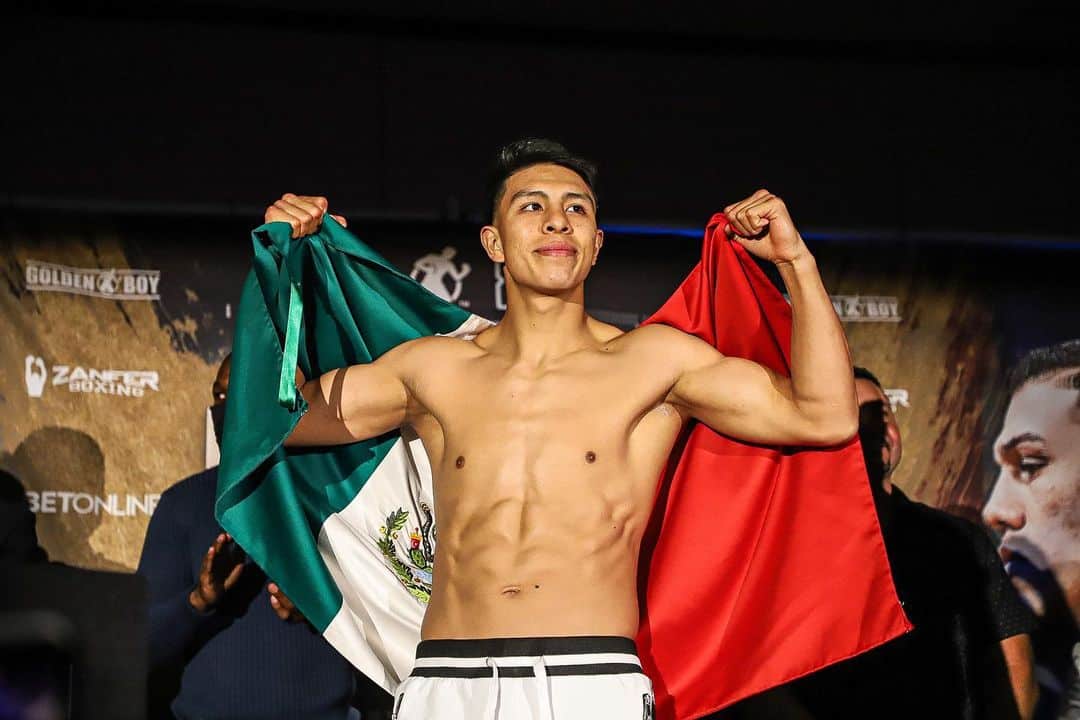 JAIME MUGUÍA POSA PARA LA FOTO CON LA BANDERA DE MÉXICO