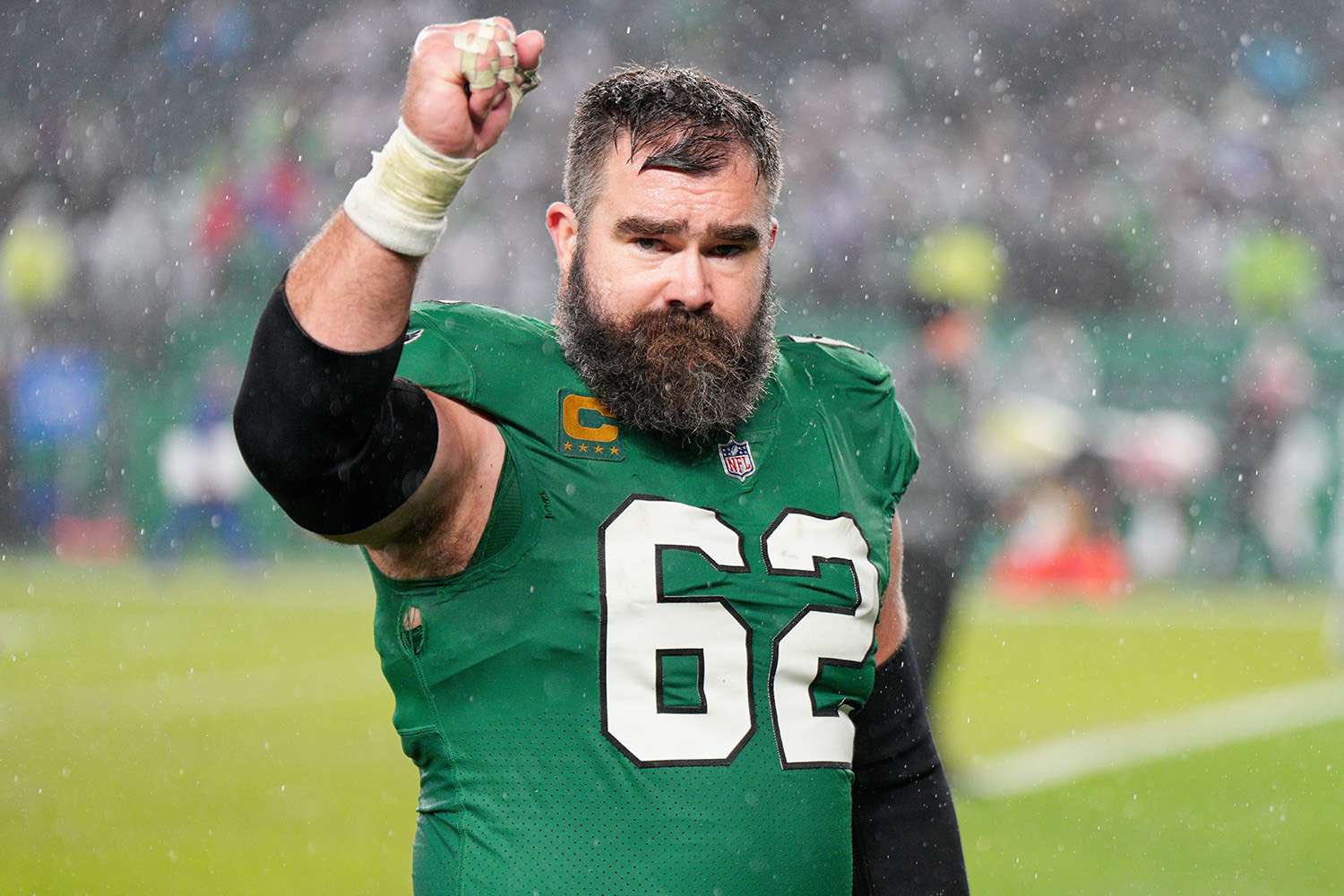 JASON KELCE CELEBRA DURANTE UN PARTIDO CON LOS EAGLES EN LA NFL