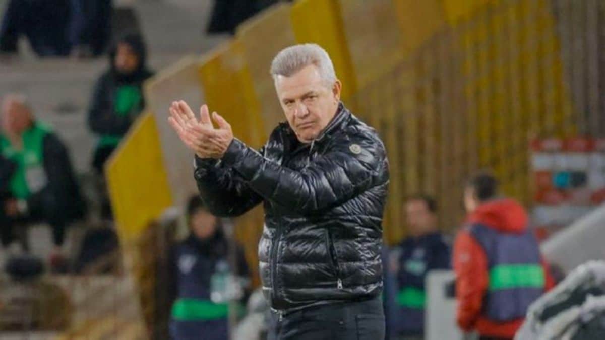 Javier Aguirre aplaude a sus jugadores del Mallorca.