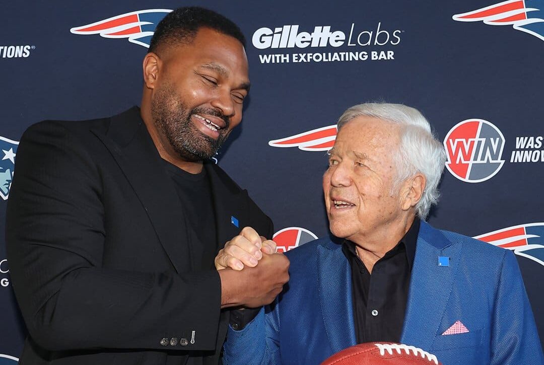 JEROD MAYO, NUEVO ENTRENADOR DE LOS PATRIOTS A LA IZQUIERDA, Y ROBERT KRAFT, PROPIETARIO DE LOS PATRIOTS, A LA DERECHA
