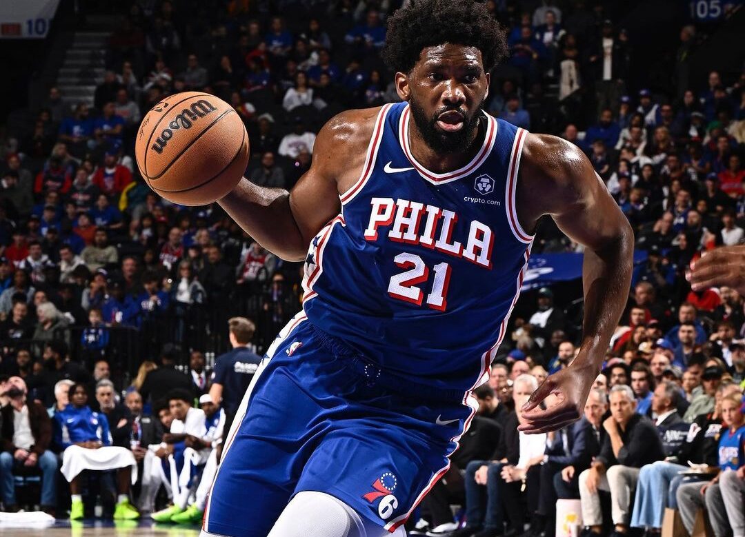 JOEL EMBIID DE LOS SIXERS ATACA LA CANASTA EN UN JUEGO DE LA NBA