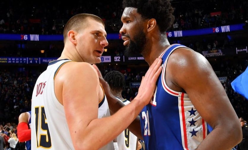 NIKOLA JOKIC A LA IZQUIERDA DE LOS NUGGETS Y JOEL EMBIID DE LOS SIXERS A LA DERECHA
